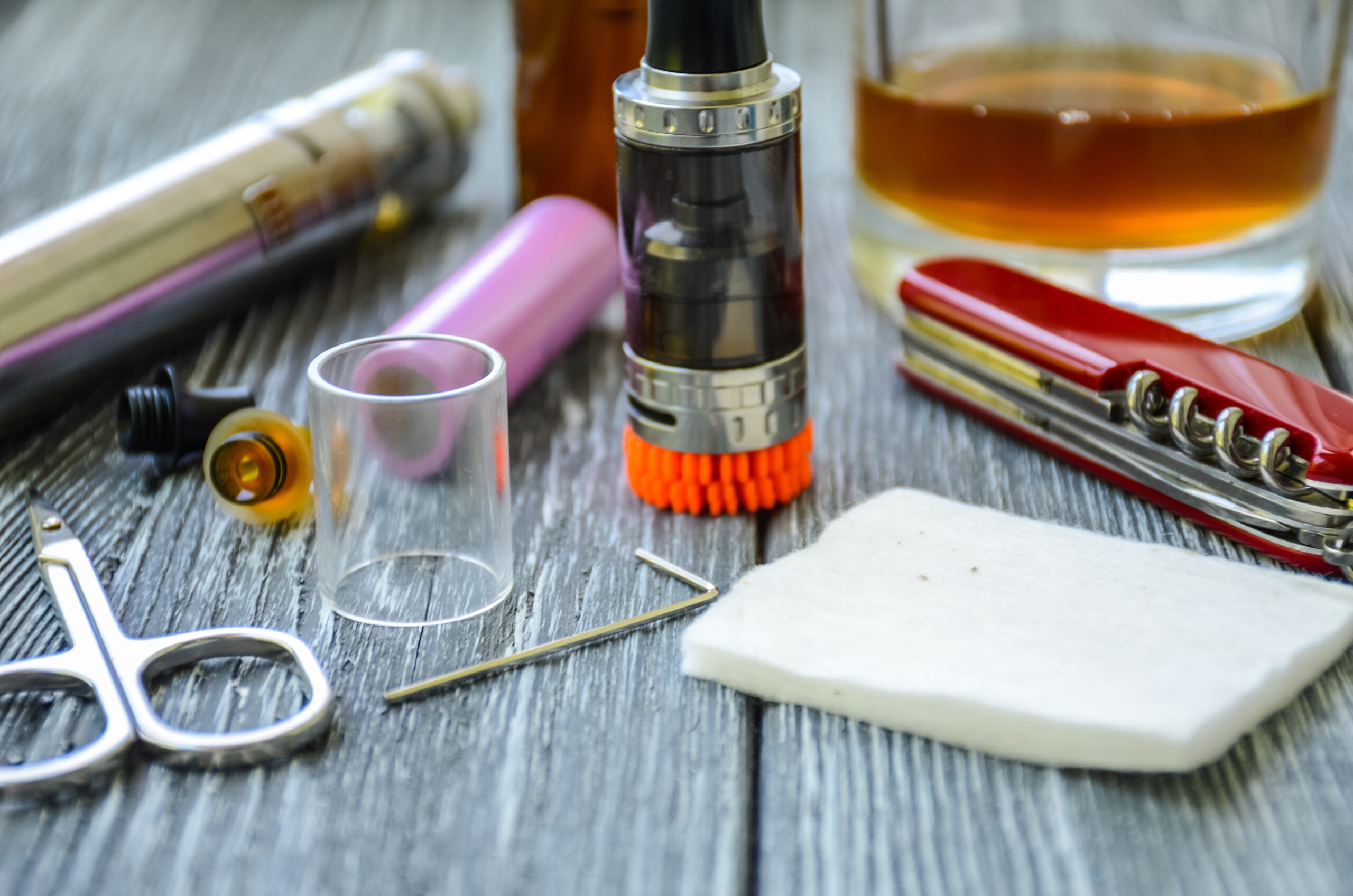 E-Zigarette und Werkezeug auf einem Tisch