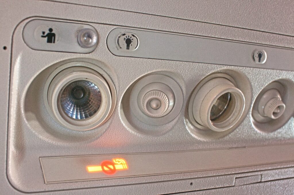 Rauchverbotszeichen in der Kabine eines Passagierflugzeugs