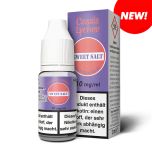 Eine 10ml Flasche Sweet Salt Cassis Lychee Nikotinsalz-Liquid mit 10mg vor der passenden Verpackung mit Bezeichnung New.