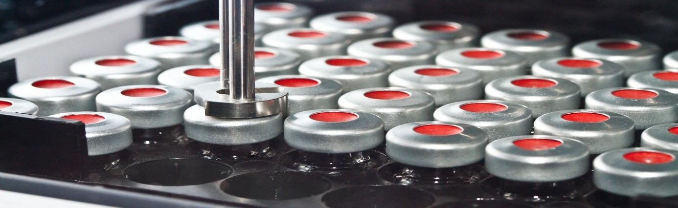 Verschließen der Liquidfläschchen bei der Produktion von Liquids bei happy liquid in München.