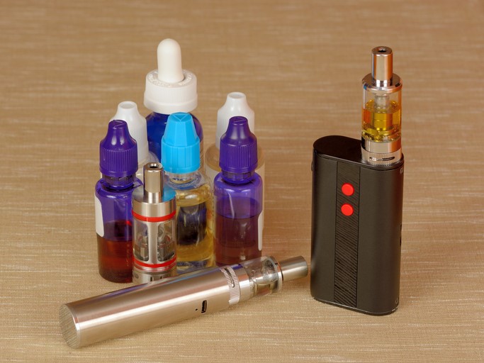 E-Zigarette mit Clearomizer und Liquids